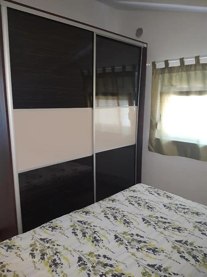 Apartmani Mira Tresk Otok Vir 0*,